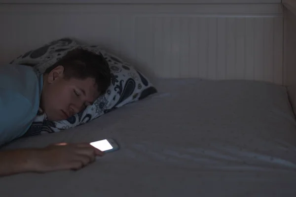 Hombre Cansado Quedó Dormido Con Teléfono Inteligente Mano Hombre Usa — Foto de Stock