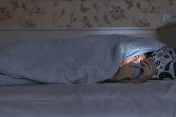 Портрет Молодого Сонного Измученного Мужчины Лежащего Постели Одеялом Пользующегося Смартфоном — стоковое фото