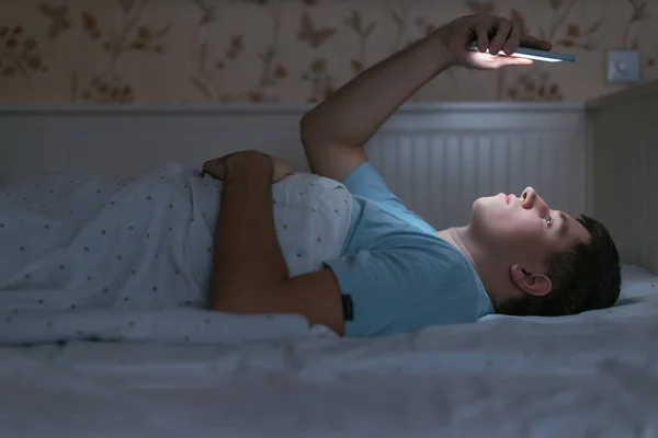 Mens Lijdt Aan Slaapstoornissen Gebruikt Nachts Een Smartphone Jonge Mannelijke — Stockfoto