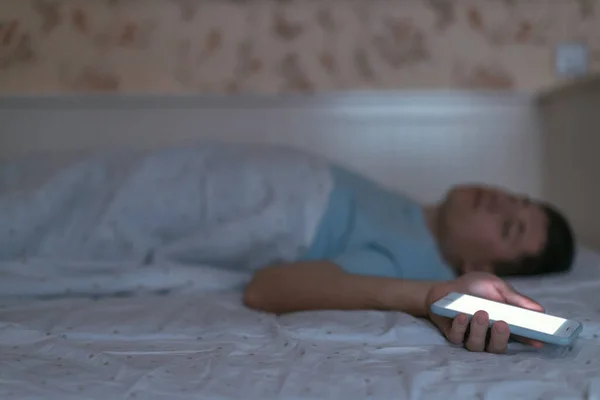 Man Viel Slaap Met Smartphone Hand Als Gevolg Van Vermoeidheid — Stockfoto