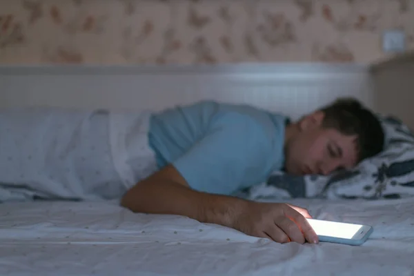 Man Viel Slaap Met Smartphone Hand Man Gebruikt Mobiele Telefoon — Stockfoto
