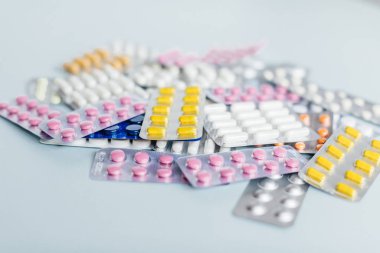 Çeşitli ilaçlar: ilaç hapları, grip için bir ilaç, baş ağrısı hapları, antibiyotikler. Tıbbi ve sağlık hizmetleri konsepti. Fotoğrafı kapat, seçici odak.