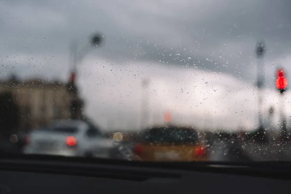 Zamknij Zdjęcie Kropel Deszczu Przedniej Szybie Wybiórcze Skupienie Zamazane Samochody — Zdjęcie stockowe