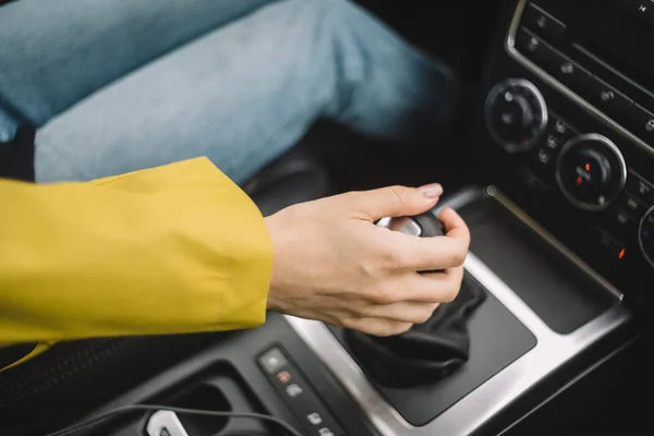 Närbild Foto Oigenkännlig Flicka Som Växlar Växlar Bilen För Hand — Stockfoto