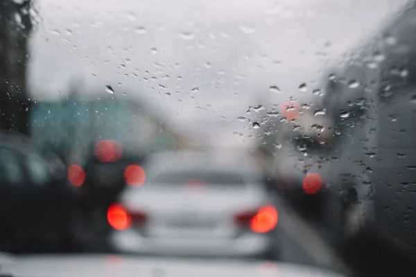 Närbild Foto Regndroppar Vindrutan Selektivt Fokus Suddiga Bilar Trafikstockning Bakgrunden — Stockfoto