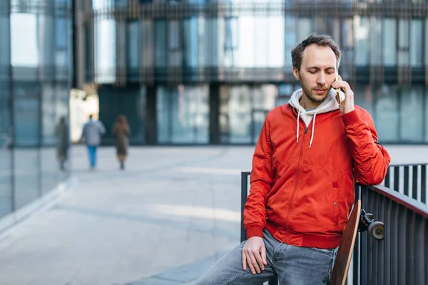 Primer Plano Retrato Hombre Barbudo Moda Chaqueta Roja Jeans Hombre — Foto de Stock