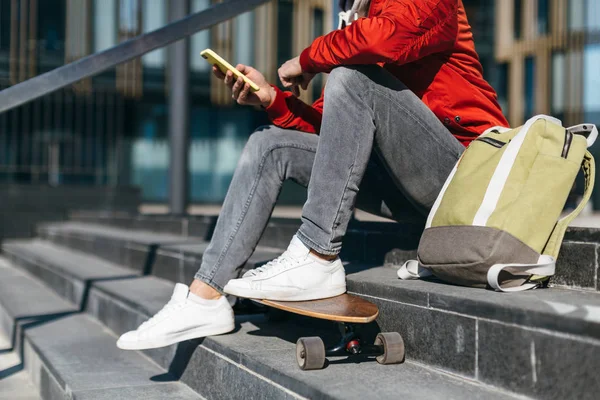 Elegante Hombre Jeans Grises Zapatillas Blancas Puso Sus Pies Longboard — Foto de Stock