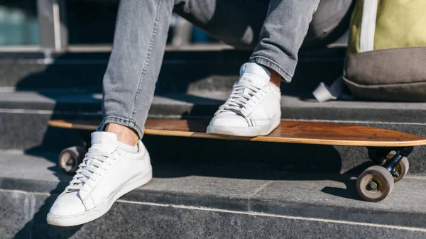 Stijlvolle Hipster Grijze Jeans Witte Sneakers Zetten Zijn Voeten Het — Stockfoto