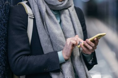 Hippi sohbeti ve mesajları akıllı telefonuyla gönderiyor ve bütün trenleri kaçırıyor. Sosyal ağlar gecikiyor ve çok zaman alıyor. Cep telefonu ve internet bağımlılığı konsepti. Dijital bağımlılık.