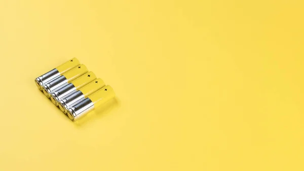 黄色の背景に5つの灰色の黄色のアルカリAa電池の写真 充電式Nimh電池のリサイクル 最も人気のあるサイズのアキュムレータ スペースのコピー — ストック写真