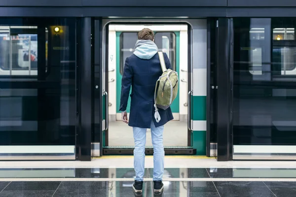 Vista Trasera Del Hombre Guapo Abrigo Azul Mochila Verde Detrás — Foto de Stock