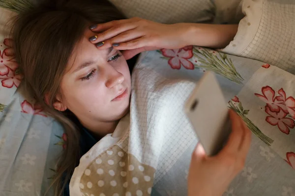 Mujer Cansada Acostada Cama Navegando Web Charlando Coqueteando Las Mujeres — Foto de Stock