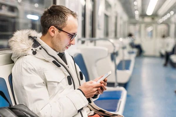 Agradable Hombre Atractivo Con Gafas Chaqueta Blanca Paseos Tren Subterráneo — Foto de Stock