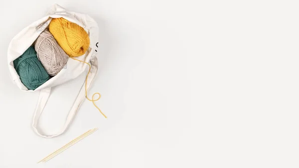 繊維袋に糸の黄色 ベージュの爪 糸の黄色の肌から糸が竹編み針に実行されます コピースペース 針仕事とレジャーの概念 デザインのテンプレート — ストック写真