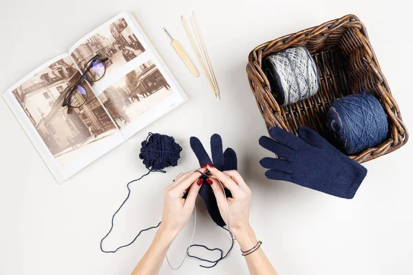 Mãos Mulher Tricotam Luva Fio Azul Por Raios Bambu Luva — Fotografia de Stock