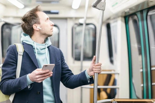 Joven Viajando Tren Subterráneo Usando Teléfono Mismo Tiempo Mirando Mapa — Foto de Stock