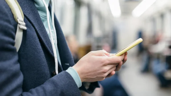 Hombre Tren Subterráneo Utilizando Teléfono Inteligente Chatear Enviar Mensajes Navegar — Foto de Stock