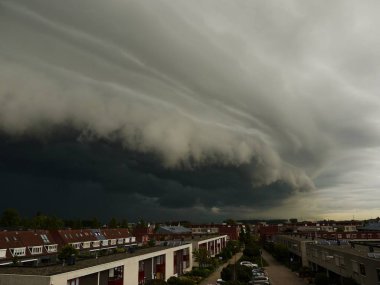 Shelfcloud yaklaşırken, bazı ağır gök tarafından takip.