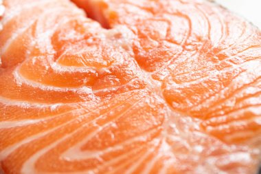 Taze çiğ, büyük, desenli somon bifteği Macro Shot 'da. Balık pişirme konsepti. Sağlıklı Diyet Yemekleri. Deniz ürünleri.