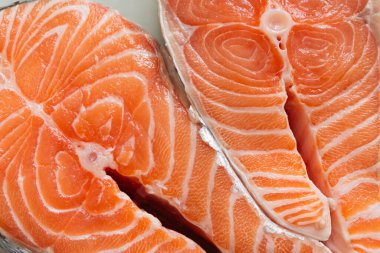 Taze çiğ, büyük, desenli somon bifteği Macro Shot 'da. Balık pişirme konsepti. Sağlıklı Diyet Yemekleri. Deniz ürünleri.