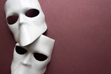 Beyaz maskeli bir tiyatro konsepti, modaya uygun Bordeaux şarabı, şarap rengi arka plan. Anonimous, Incognito, Conspiracy konsepti. Mesaj için yer. Düz yatış stili. Üst görünüm