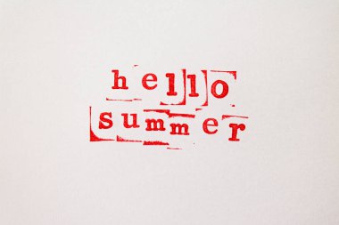 Merhaba Summer beyaz zemin üzerine kırmızı damgalı bir mektup. Retro tarzı. Yaz tatili konsepti.