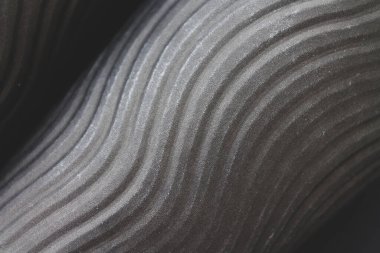 Hacimsel diyagonal sarmal çizgi dokusuna sahip siyah monokrom soyut arkaplan. Tasarım çalışmalarınız, kartlarınız, duvar kağıtlarınız için şık bir arkaplan