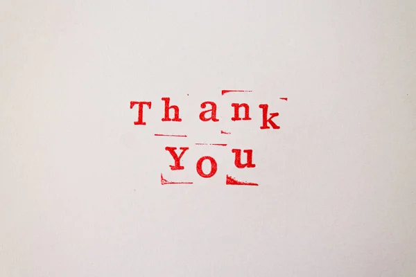 Tack, tacksamhet koncept, vackra minimalistiska kort, vintage röda brev stämplar på vit bakgrund — Stockfoto