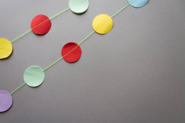 Kara Cuma için siyah bayraklı çelenk. Beyaz arkaplan.