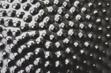 Metalik gümüş sivilce desenli soyut bir arka plan. Tasarımınız için siyah beyaz monokrom arkaplan. Makro çekim