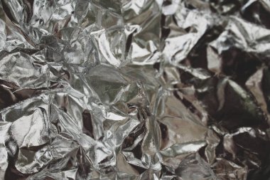 Metalik kırık yansıma efektli soyut bir arka plan. Tasarımınız için siyah ve beyaz tek renkli gümüş folyo arka planı. Makro çekim