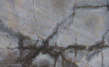 Eski gri çatlamış beton duvar