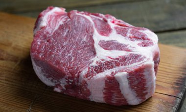 Tahtada çiğ domuz boynuzlu biftek.