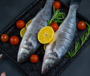 Limonlu ve kiraz domatesli levrek