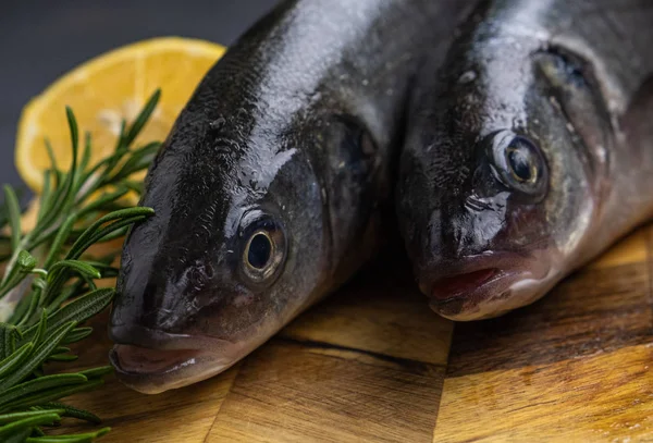 Pescado Fresco Con Romero Limón Sobre Una Tabla Madera — Foto de Stock