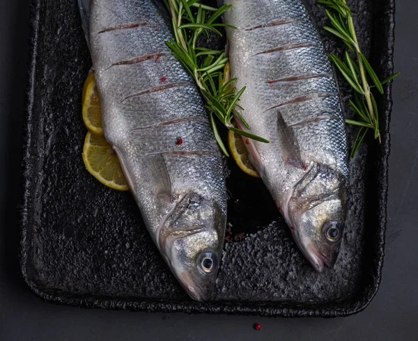 Lubina Fresca Picada Con Limón Una Sartén Negra — Foto de Stock