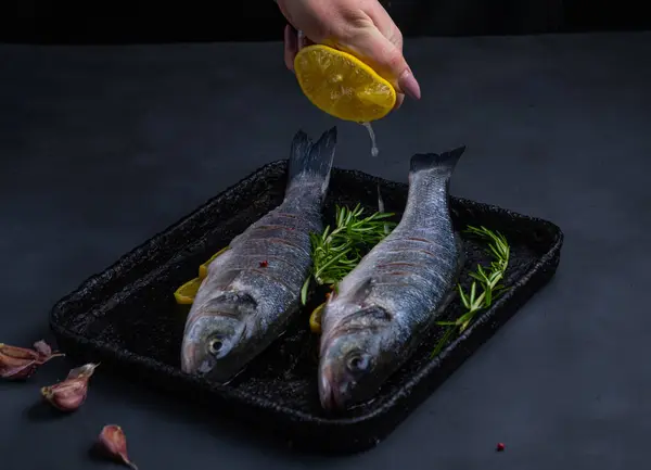 Pescado Vierte Con Jugo Limón Antes Cocinar Dos Pescados — Foto de Stock