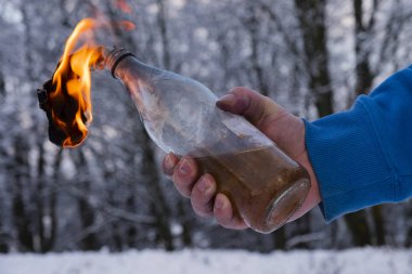 Bir erkeğin elinde molotof kokteyli