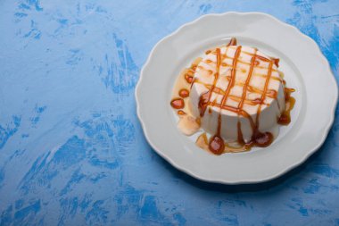 Mavi desenli karamel kaplı kremalı panacotta.