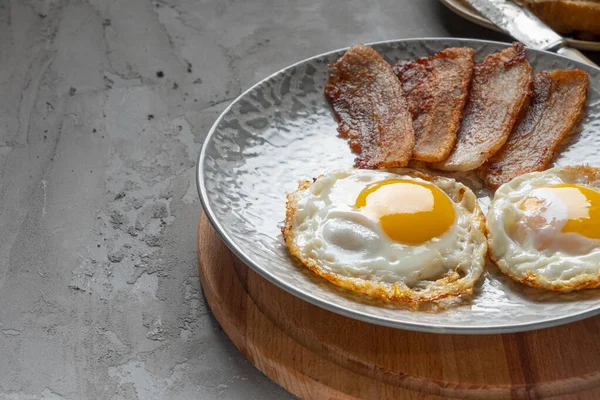 Ngiliz Kahvaltısı Olarak Pastırma Yumurta — Stok fotoğraf