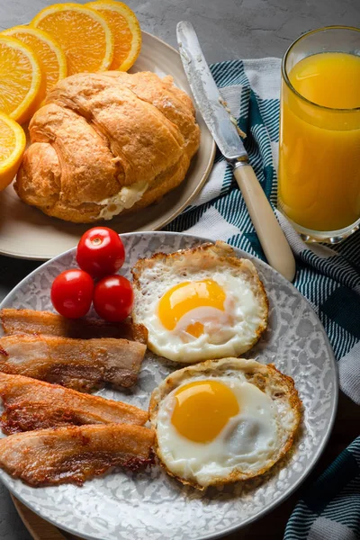 Κλασικό Αγγλικό Πρωινό Βρώμη Αυγό Μπέικον Κρουασάν Ξύλινη Σανίδα — Φωτογραφία Αρχείου