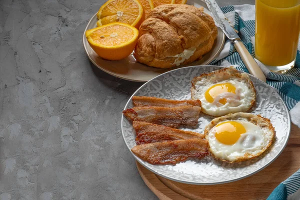 经典早餐 橙子和羊角面包放在木板上 褐色质感背景 — 图库照片