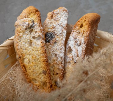 Vejetaryen sebzeli bruschetta. Yanında turp, domates, zeytin, lahana ve salata.