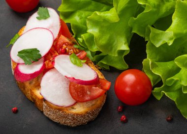 Vejetaryen sebzeli bruschetta. Yanında turp, domates, zeytin, lahana ve salata.