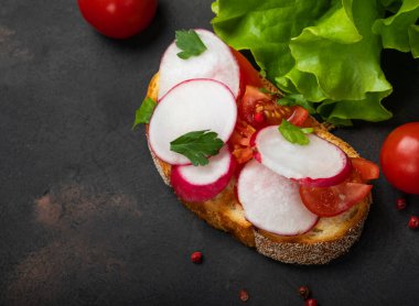 Vejetaryen sebzeli bruschetta. Yanında turp, domates, zeytin, lahana ve salata.