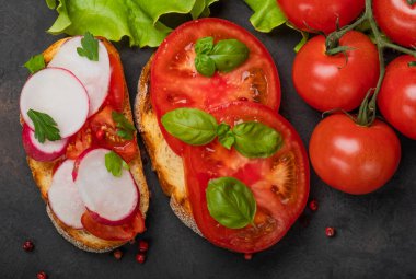 Vejetaryen sebzeli bruschetta. Yanında turp, domates, zeytin, lahana ve salata.