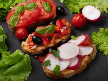 Vejetaryen sebzeli bruschetta. Yanında turp, domates, zeytin, lahana ve salata.