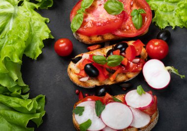 Vejetaryen sebzeli bruschetta. Yanında turp, domates, zeytin, lahana ve salata.