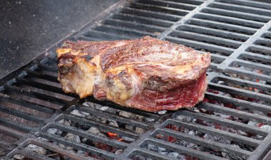 Altın kahverengiye kadar bir tarafı kızarmış biftek.