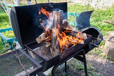 Siyah mobil barbekü ızgarası.